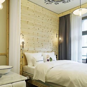 Mittelgroßes Zimmer mit Kingsize-Bett
